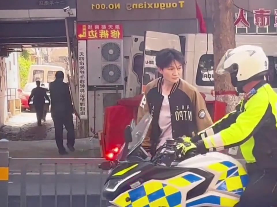 只因在人群中多看了你一眼
