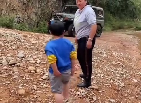 你看孩子高兴的，手舞足蹈的，