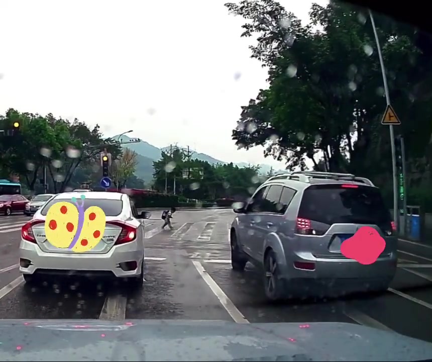 笑死我了这个小朋友“啊，被生活压弯了腰”