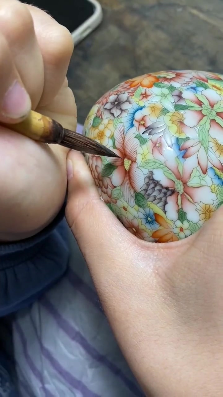 景德镇手艺人手绘茶叶罐，一笔一划尽显精湛画工！