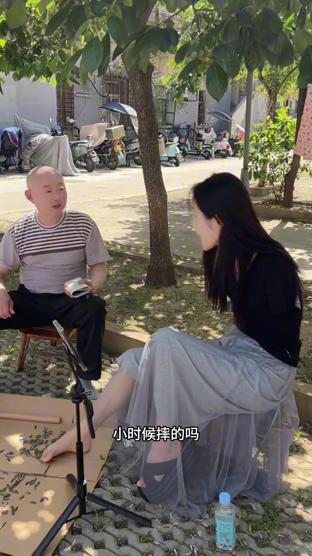 无臂小姐姐直播 用脚吃瓜子...长的还挺美的~