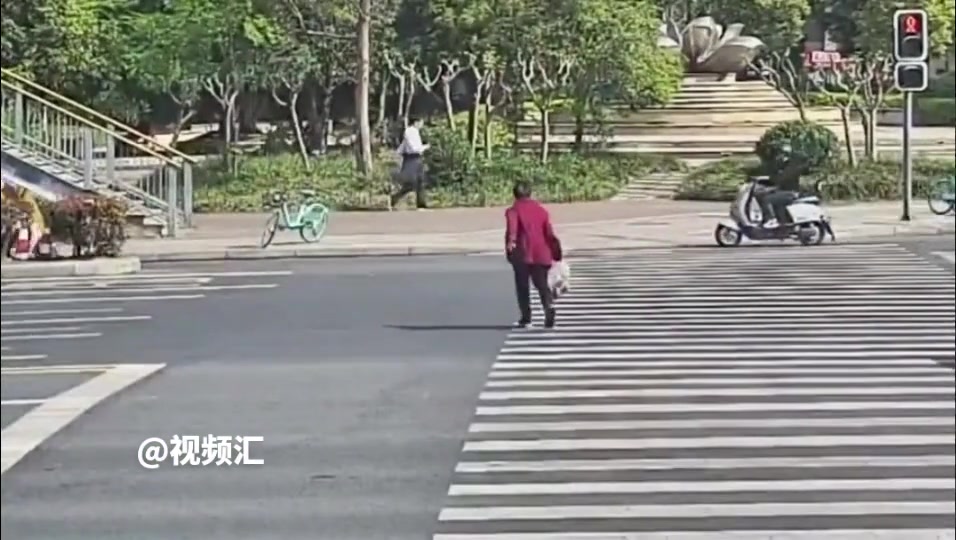 大妈冒险闯红灯，被车撞飞还得担责任！