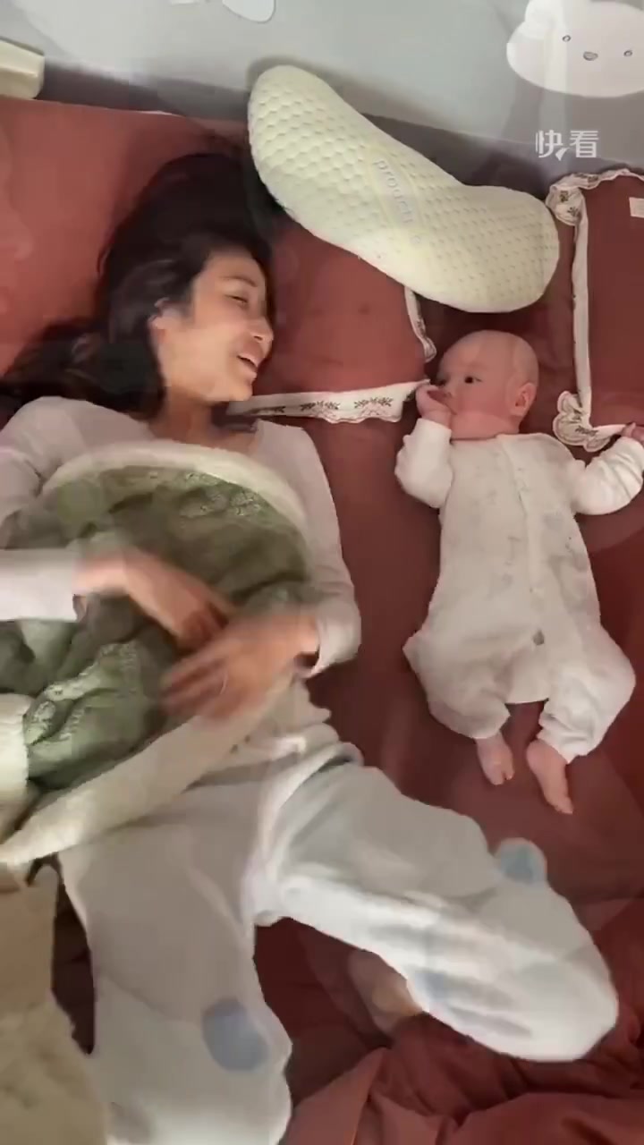 妈妈床上摆动作左右摇摆，宝宝有样学样太可爱！