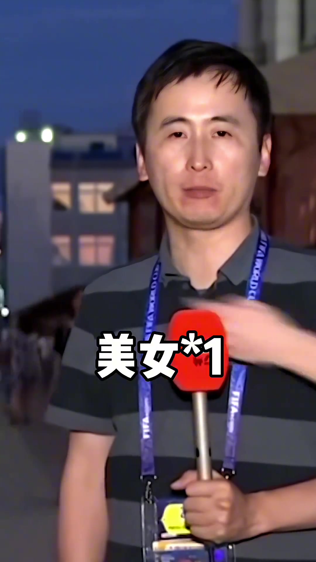 韩国男记者现场采访遭强吻，最后难过地笑了！