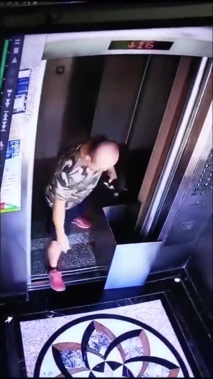 怎么总有人用奇形怪状的东西挡电梯！
