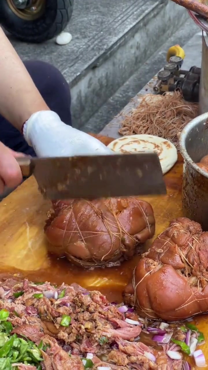 这猪肘子看起来太行了！我能吃三碗饭