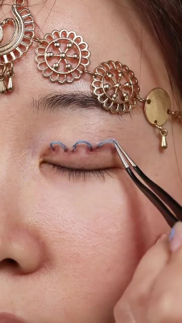 美女这是贴了什么？看着肉疼