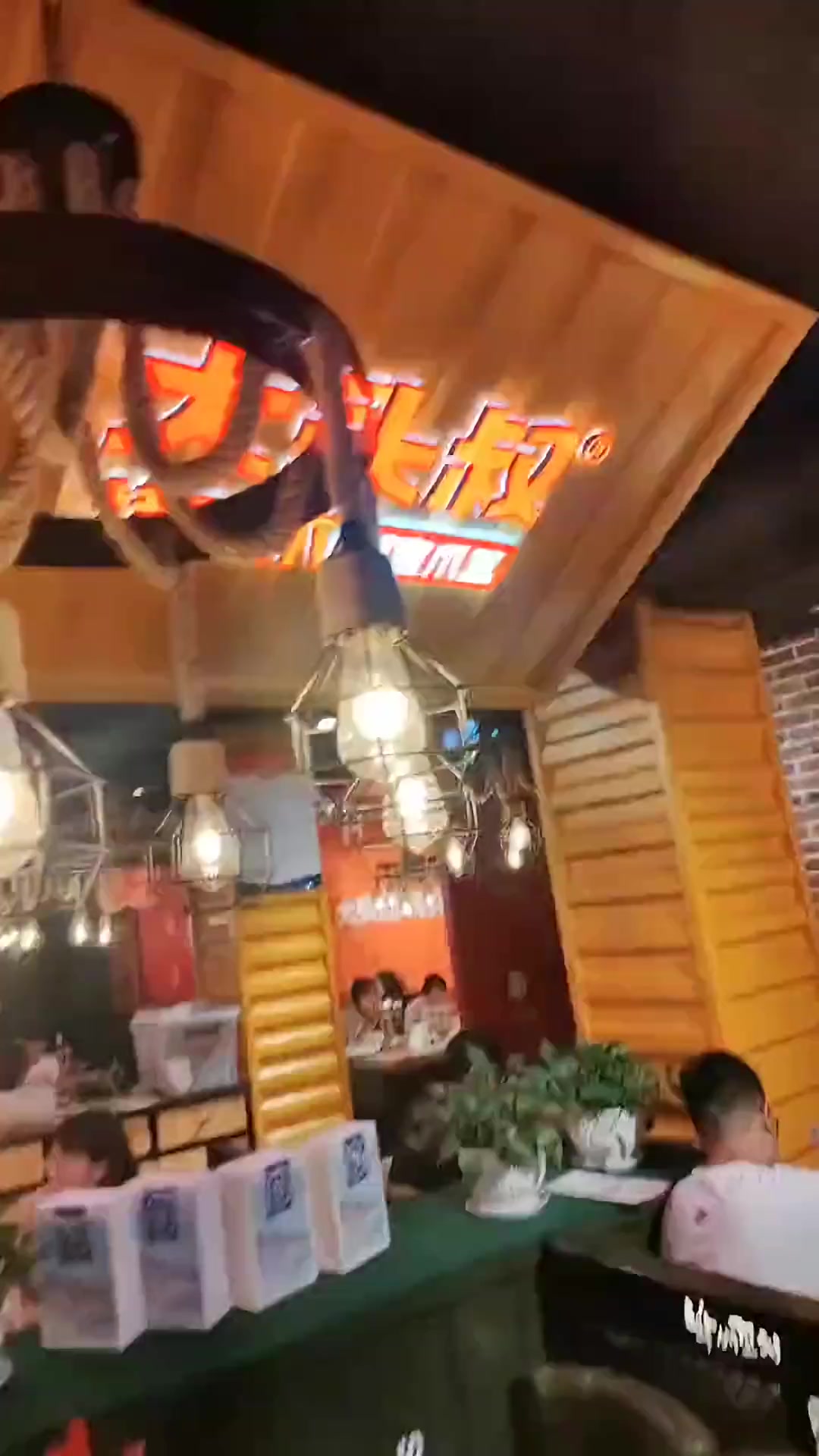 小伙吃饱结帐时 发现小票上被商家备注“事逼”两字