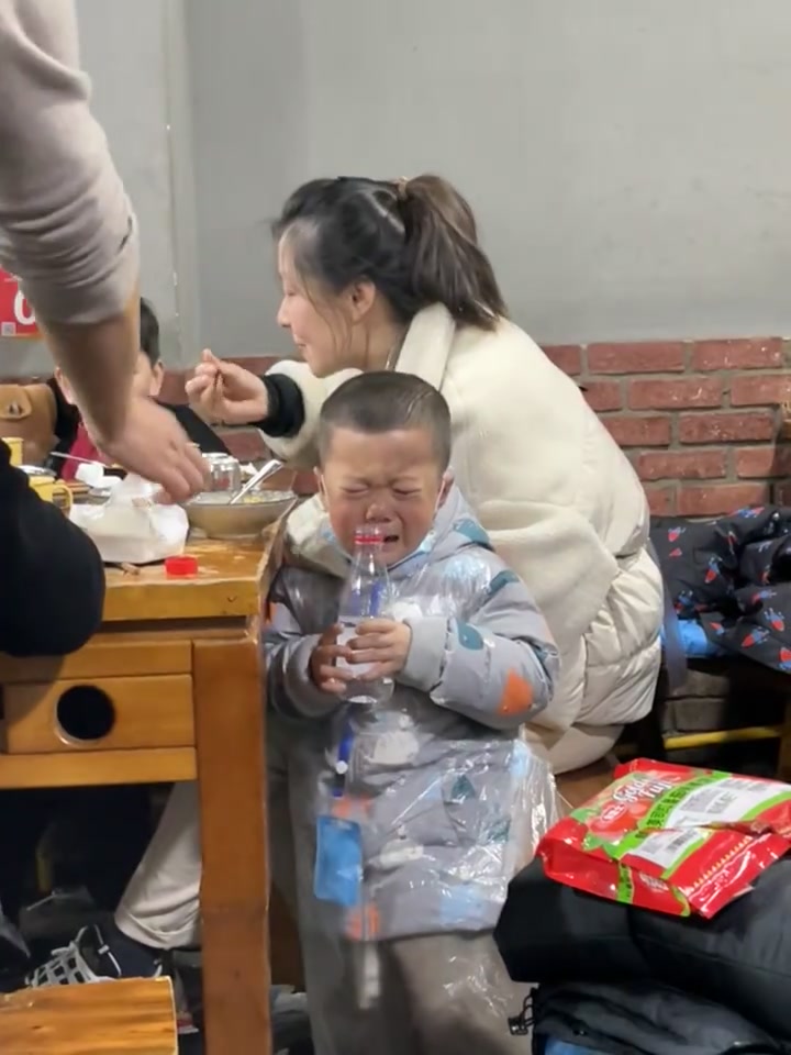 小孩第一次吃重庆火锅直接给辣哭了