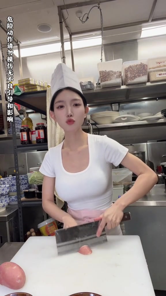 好身材 真技艺！超美厨娘展现绝佳刀工