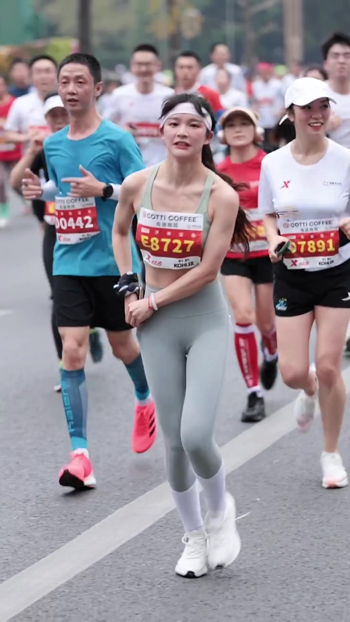 女子跑马拉松发现路人拍视频还不忘竖起大拇指！