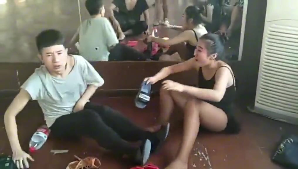 看男的表情应该很痛，女的穿的可是高跟鞋啊