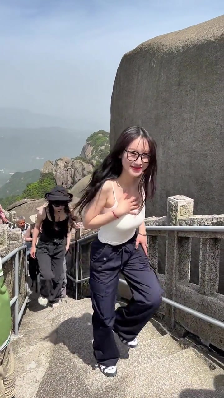 穿吊带爬山应该很凉快吧