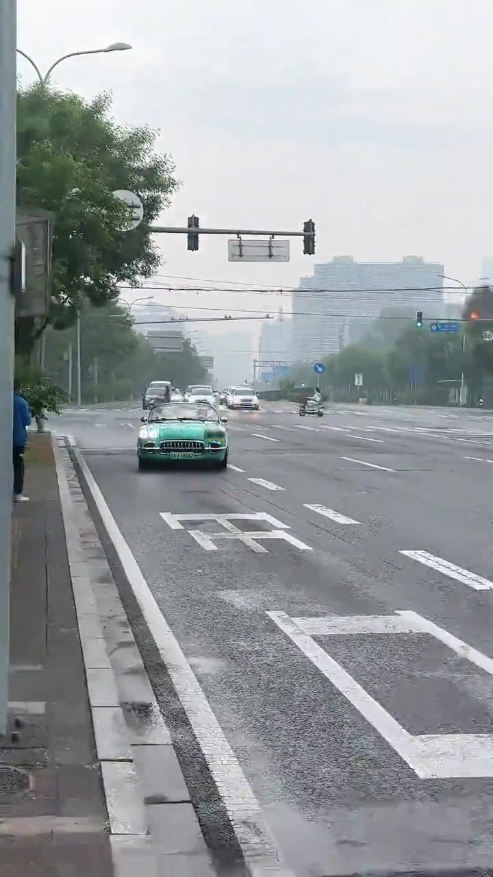 这上车方式很特别啊