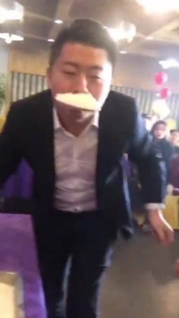 玩这个有技巧，就是千万不要看对方眼睛