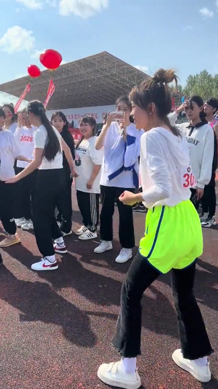 妹子跳高，真是“乱键出大招”