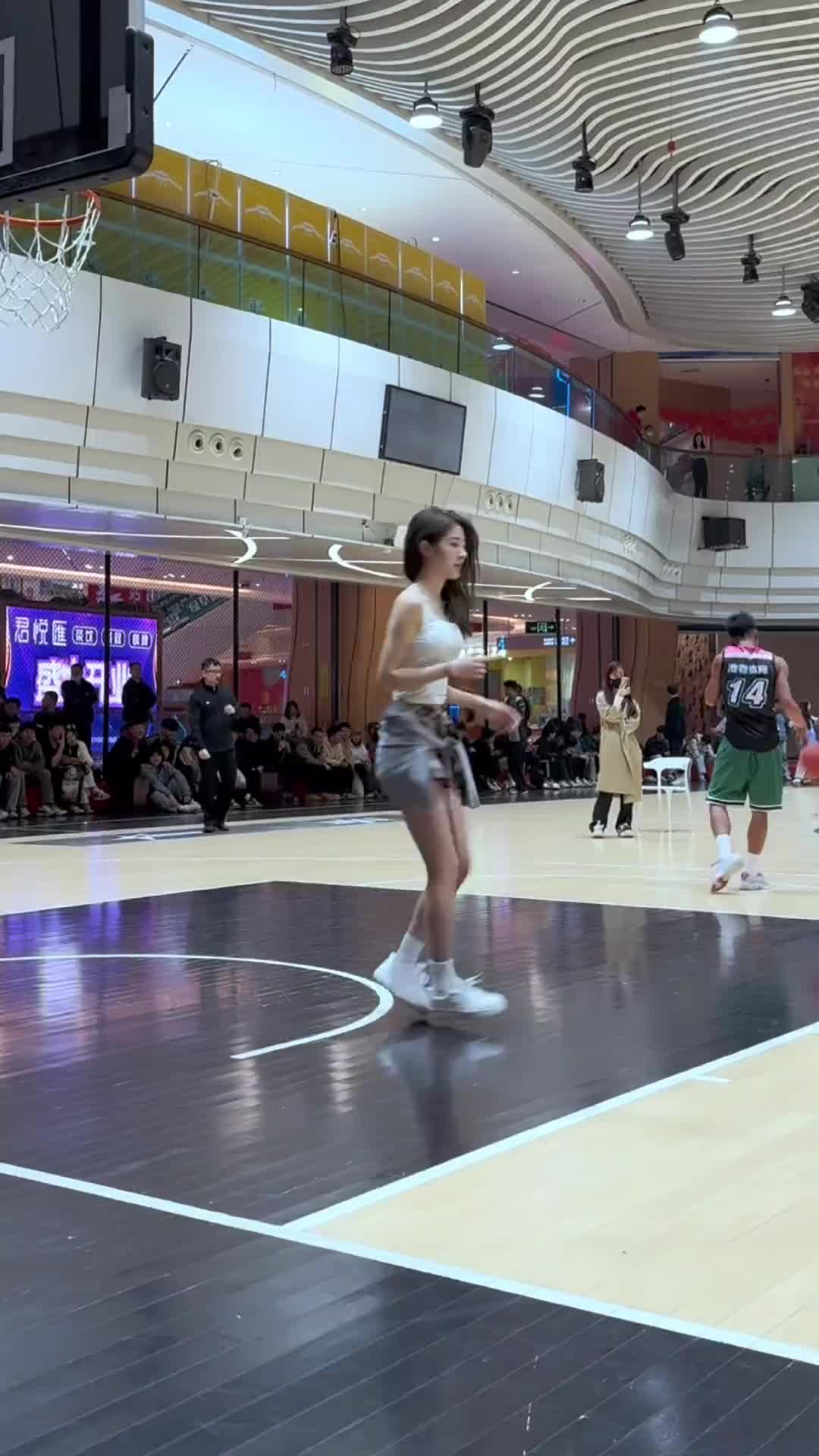 她看起来像是会打球的吗？我觉得不像...