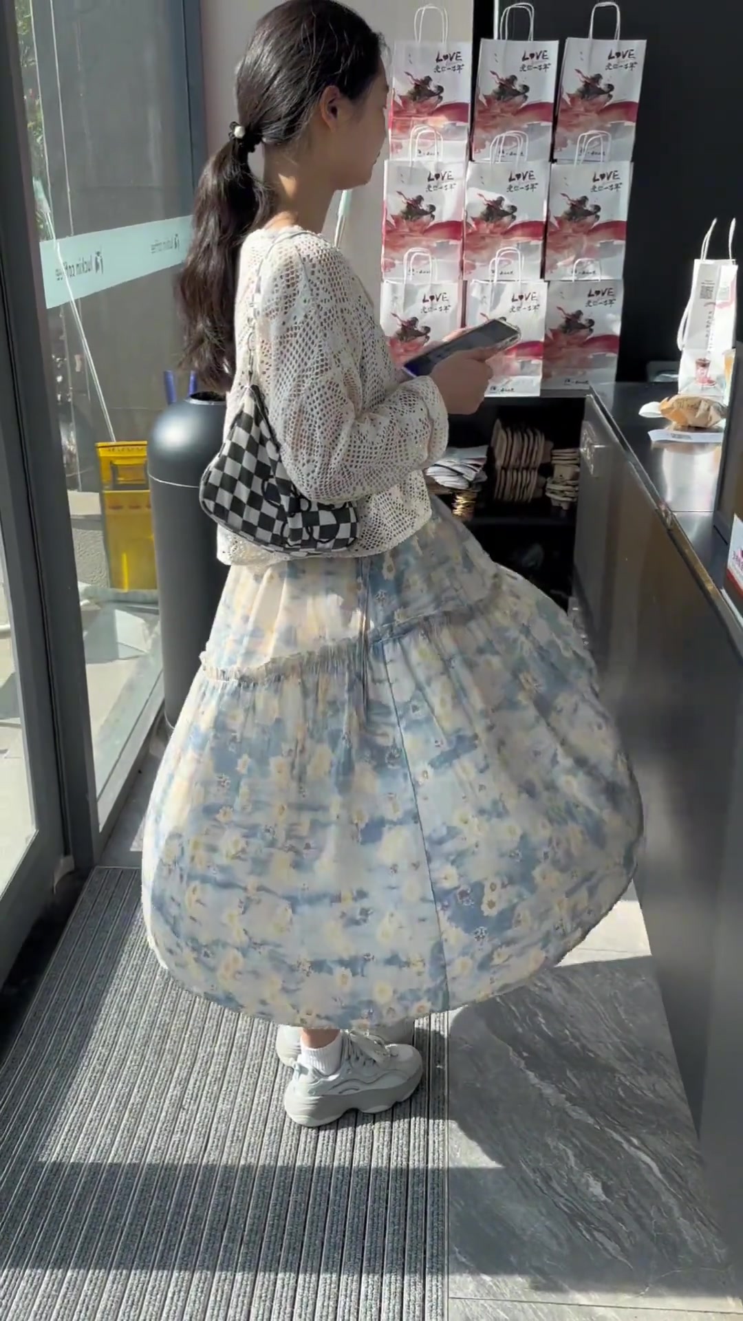 女生来这家店买奶茶，穿裙子很危险啊...
