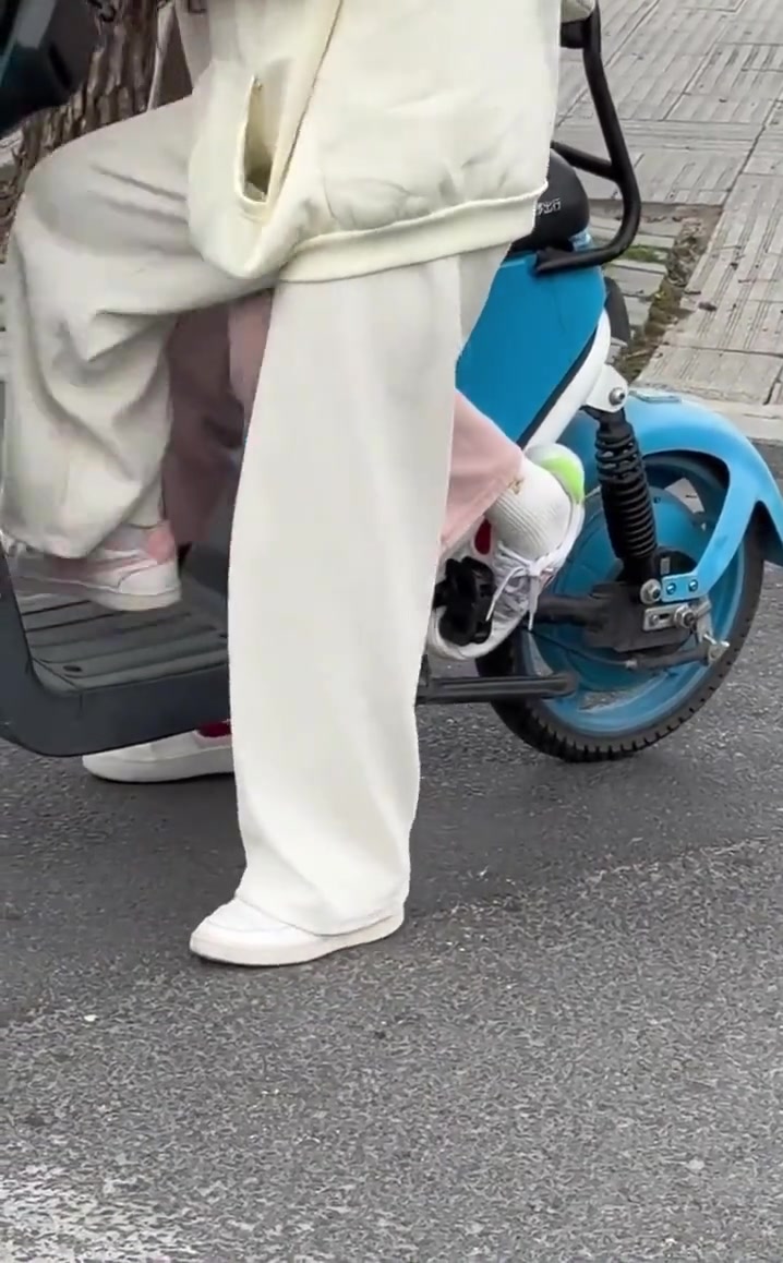 电动车脚踏显得有些碍事啊