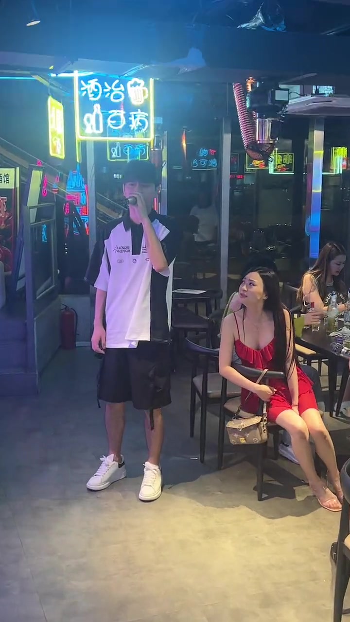 这唱的，直接让现场的看客都陶醉了！