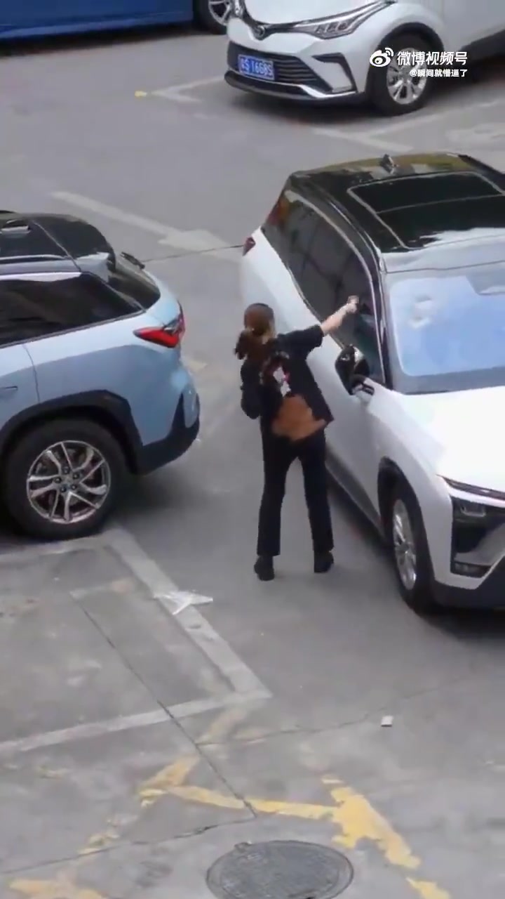 什么事情，非得要砸车窗啊？