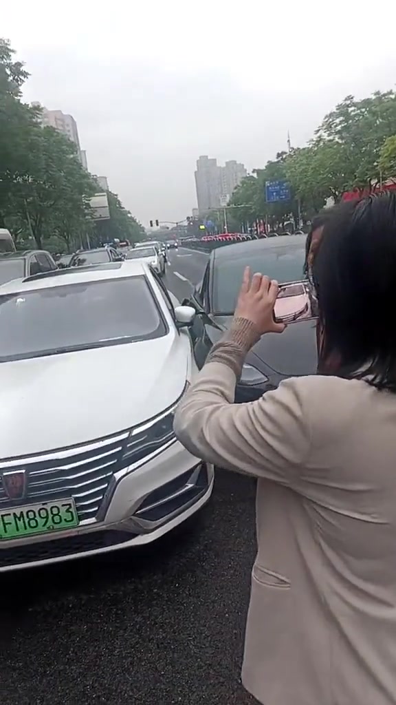 发生剐蹭，双方争执的面红耳赤