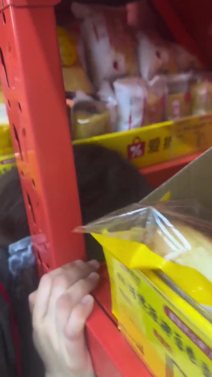 妹子头被卡住了还有心情比“耶”啊