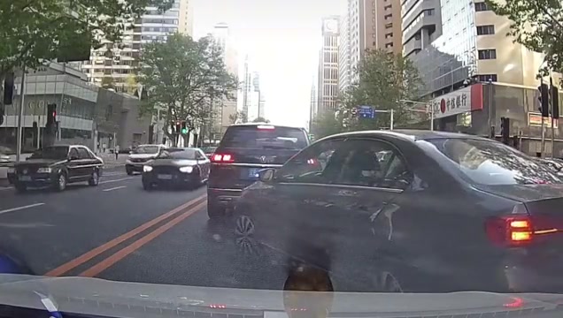 这下尴尬了！实线插队变道，被交警拦下
