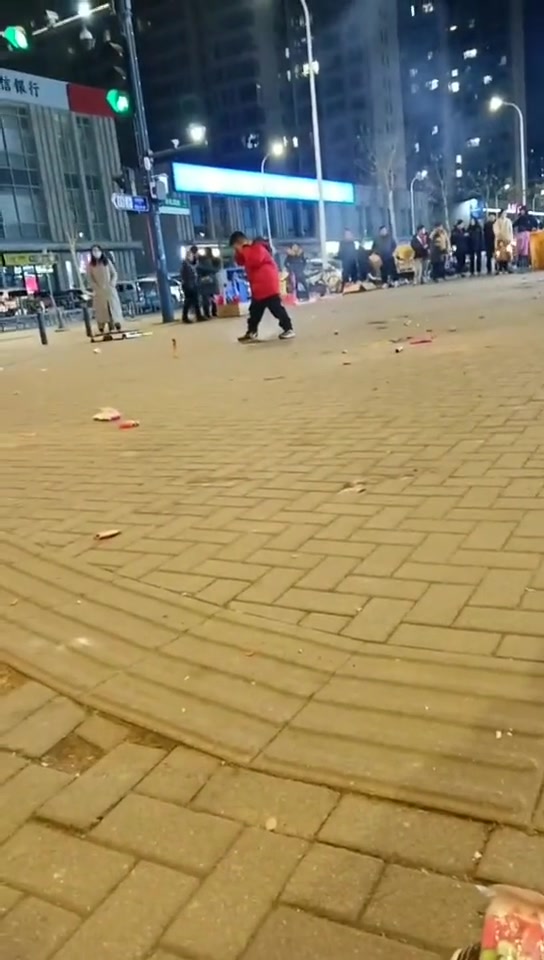 小孩哥胆子真大，一会儿脚底板都给烧个洞了