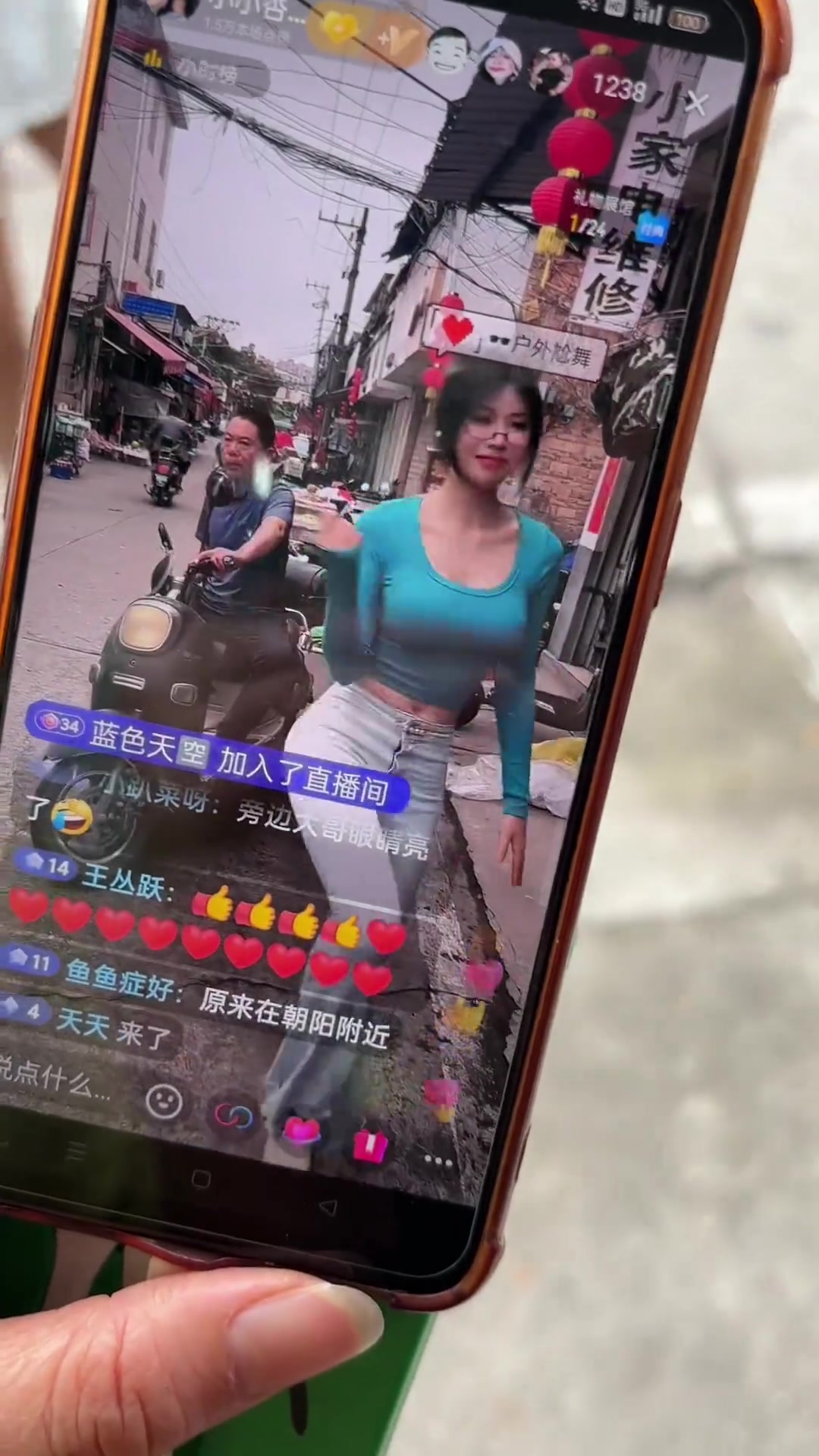 她直播赚的比我多多了
