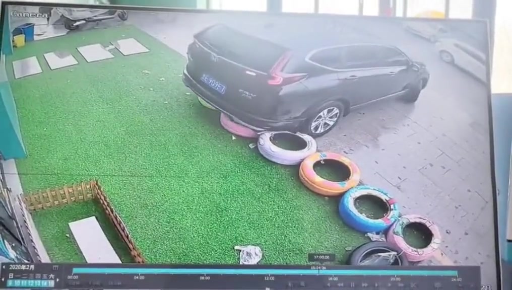 以为是来掉头的，其实是来偷轮胎的