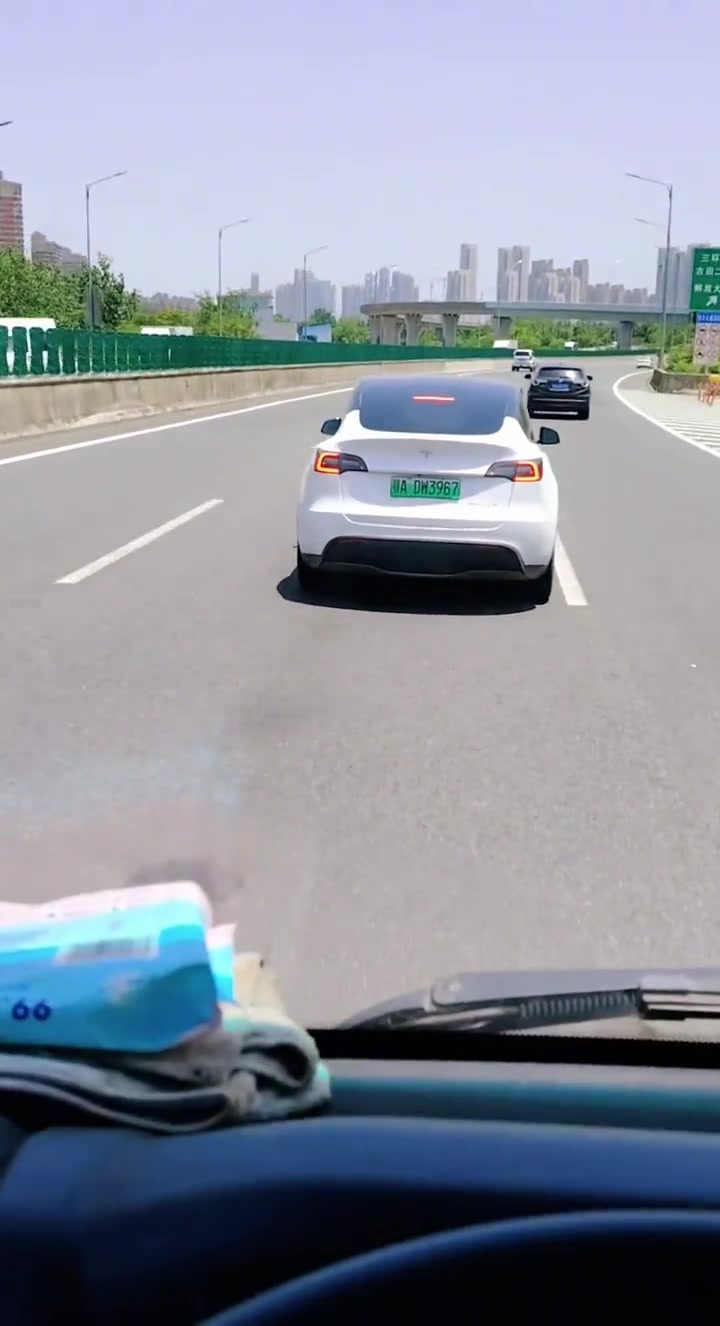 开车遇到这种不让超车，该怎么办？