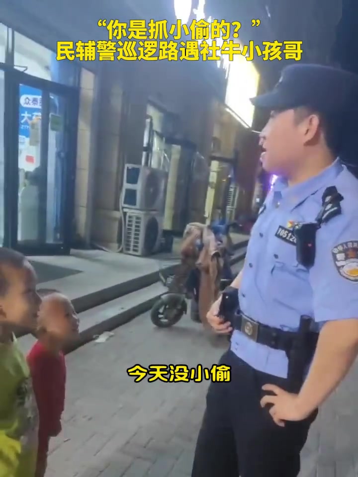 发现一个细节，手一直按住枪套