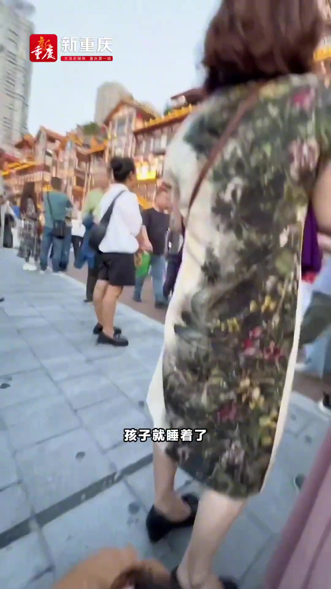 女儿刚到洪崖洞就睡着父亲原地坐下，但万万没想到...