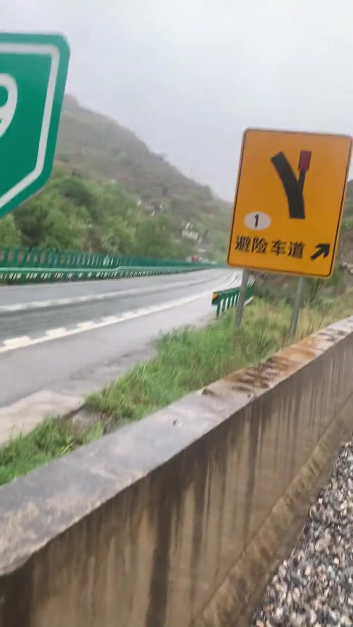 男子好奇开入紧急避险车道，结果出不去了