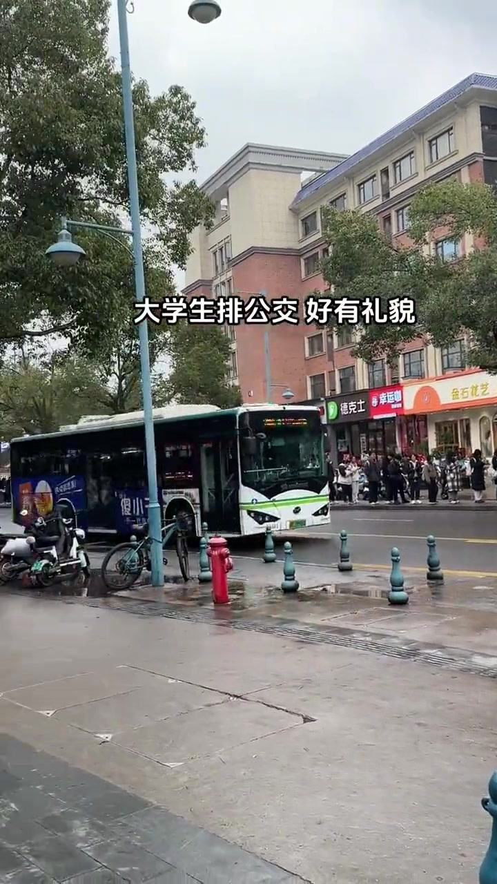 等公交竟然排起了这么长的队