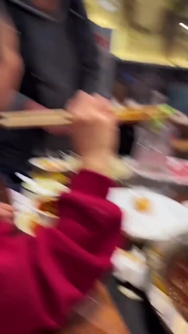 吃火锅竟然吃出一个美工刀