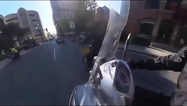 视频车：看我干啥啊，看路啊