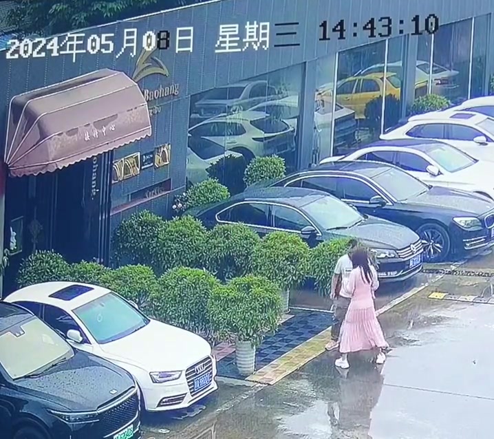 经历过的人，这肯定不是演的