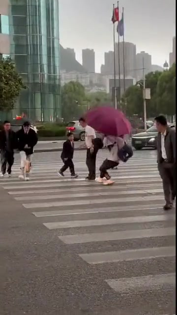 城市太温暖了，看到人摔倒了还跑过去陪一个怕尴尬
