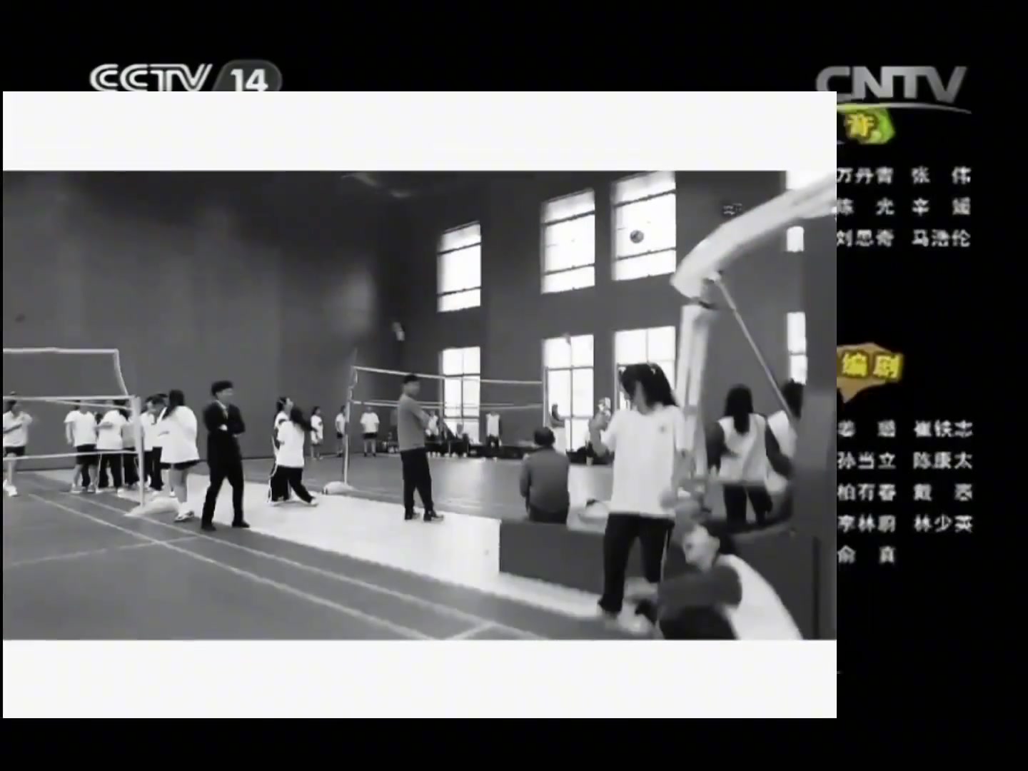 女生打排球起手姿势很帅，下一秒排球落到别人头上