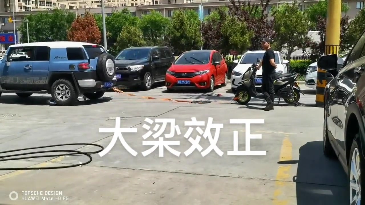 咋想的？用大车拉电动车轮子？