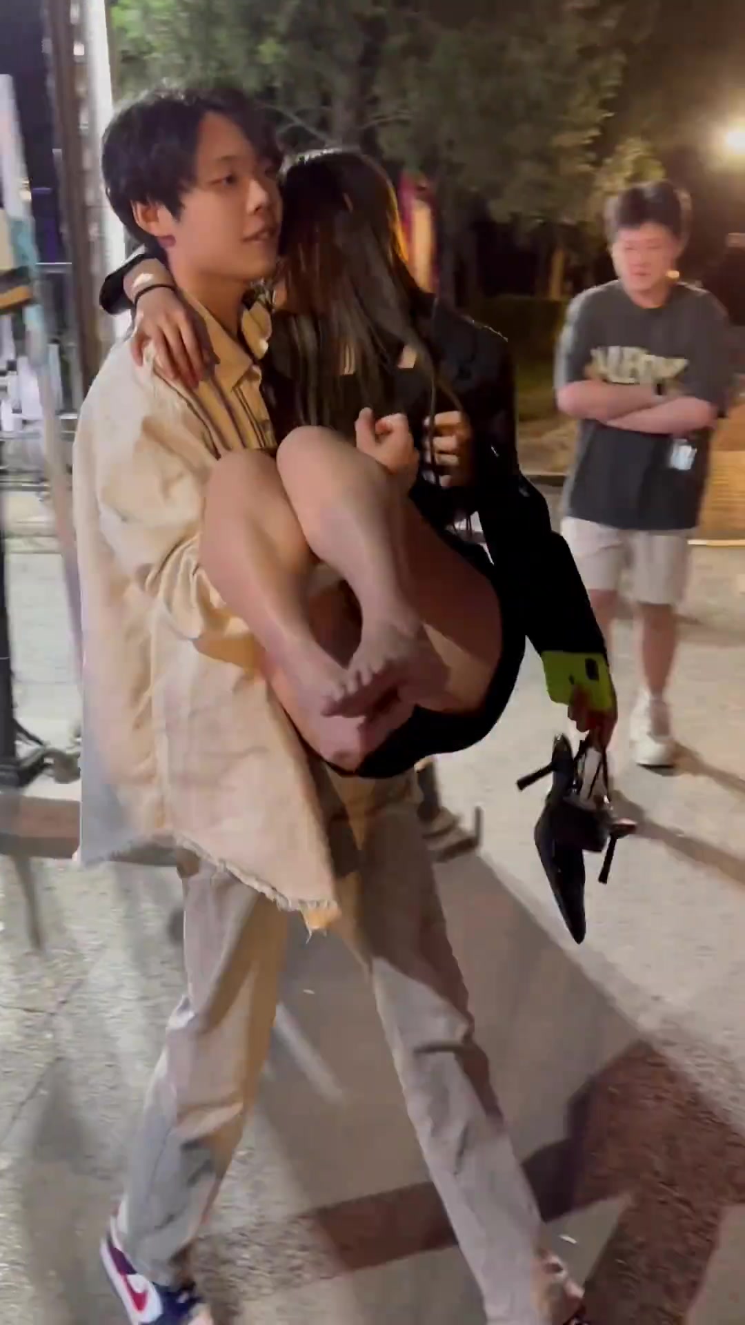 为什么总有女生想不开要把自己喝得烂醉