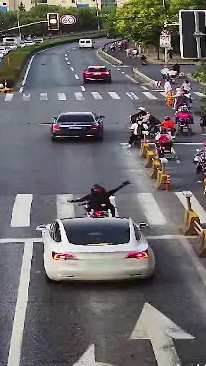 检测到车祸！已开启自动驾驶模式!