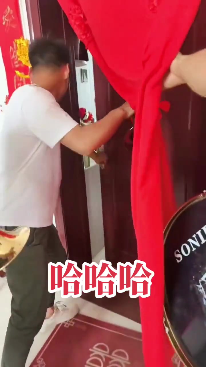 他甚至想用空调遥控器降低音量