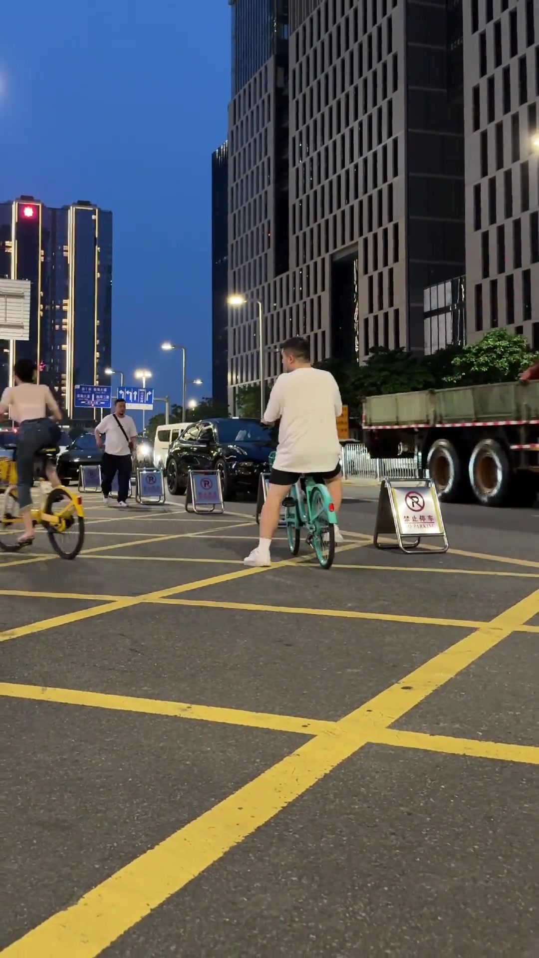 她这个行为，可以判故意犯规了吧？！