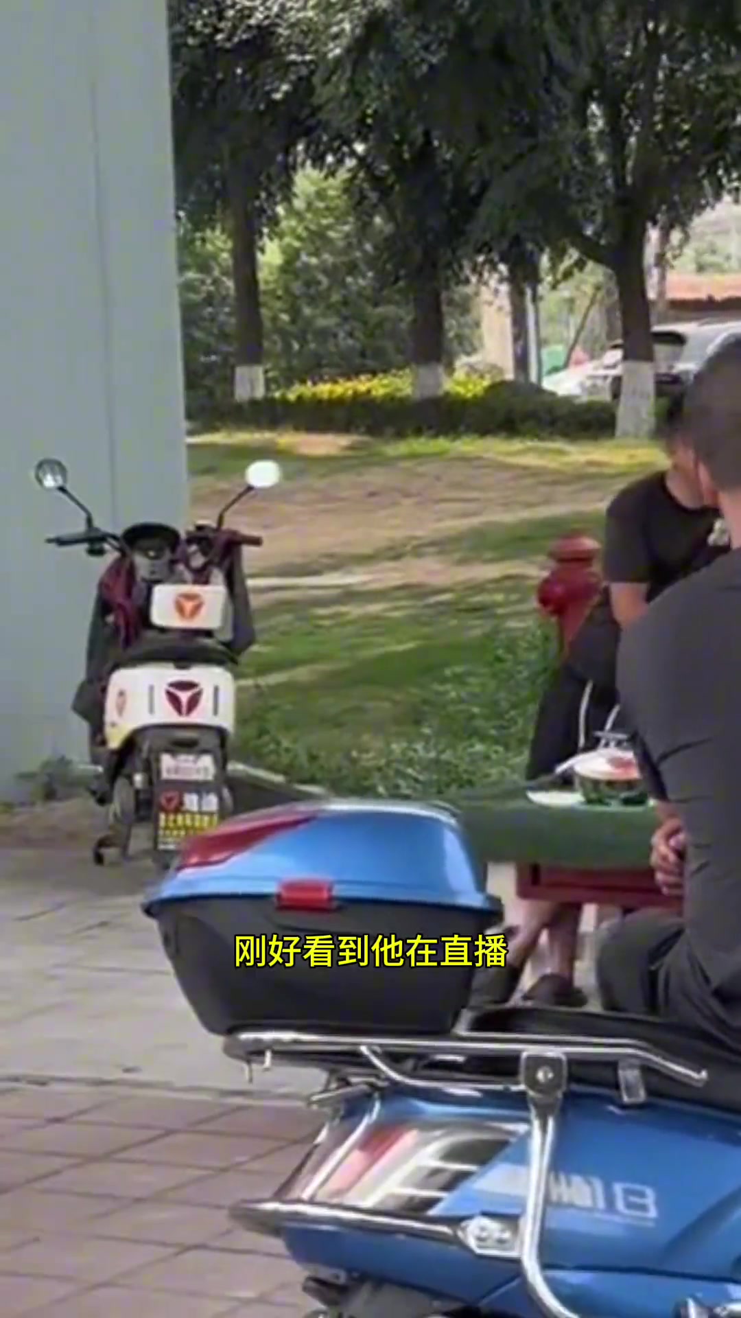 “显得中间买西瓜的大哥有点不合群了”