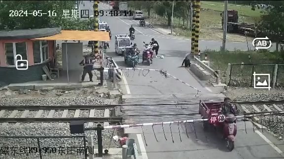 不要命了？铁路的栏杆都敢冲？