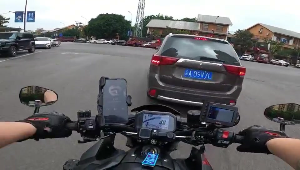 以后不敢装了吧，这样拧油门