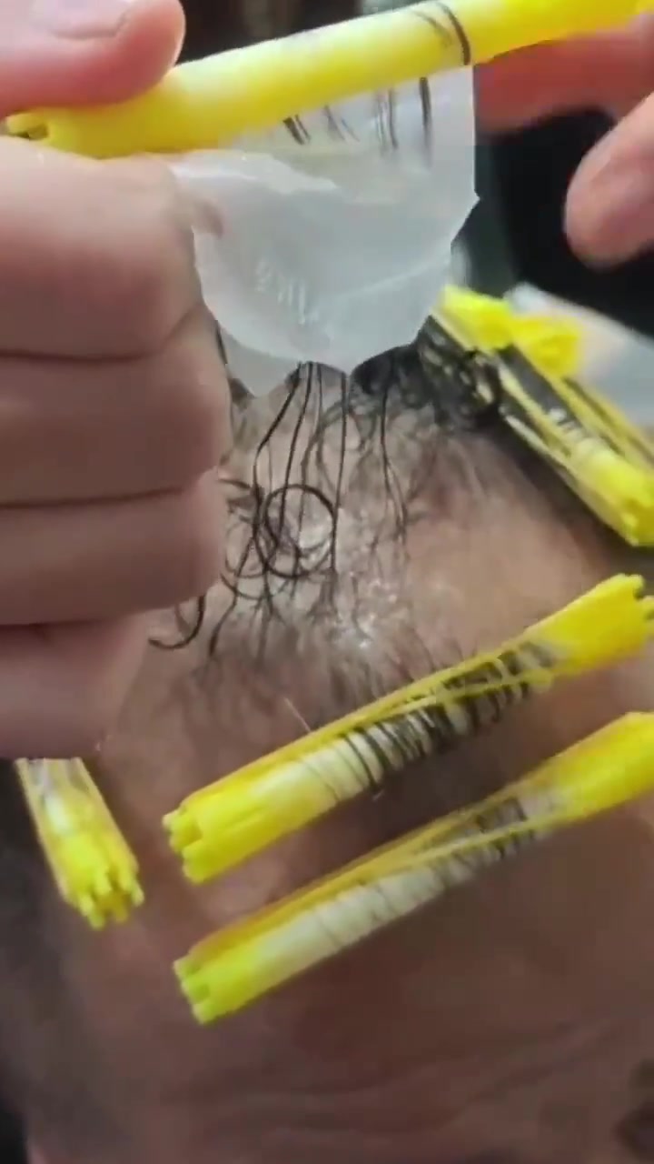 你是怎么说服他折腾头发的